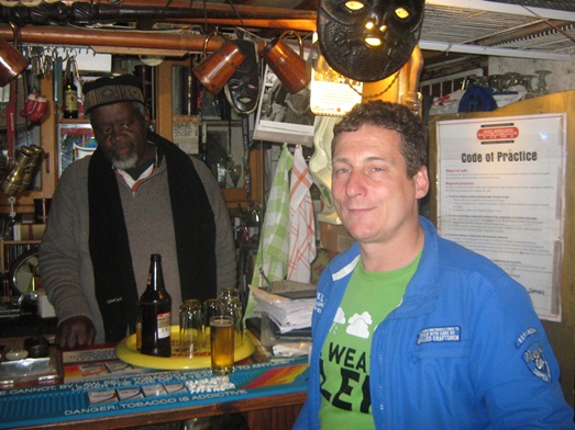 township  tour - Marcel in het cafe van Duma